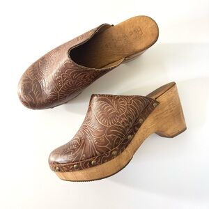 Sundance Cordani Five Worlds Zorba Tooled Brown Leather Studded Wooden Clogs 10